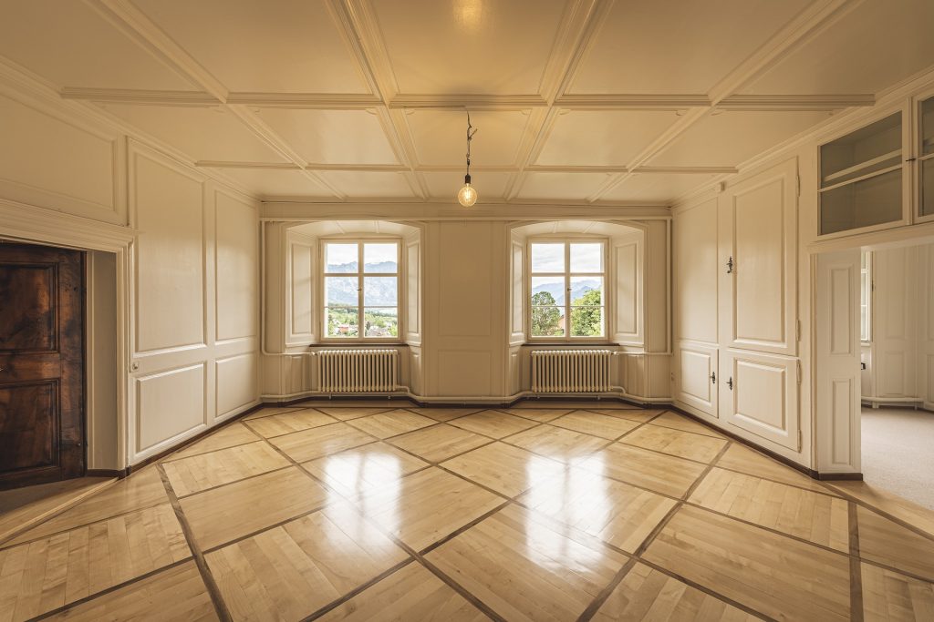 duży pusty salon